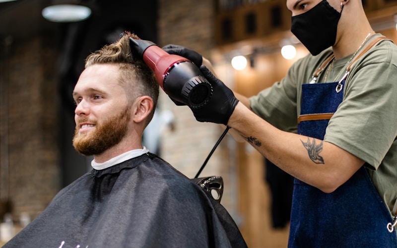 Fade clásico con barba perfilada